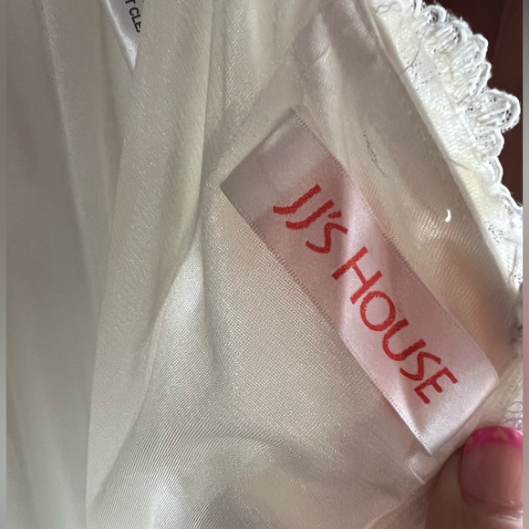 Elegant ivory evening gown with lace detail and subtle sparkle! - Picture 5 of 10